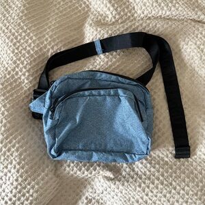 NWOT BAGGU Blue Belt Bag with Black Strap Fanny Pack digital denim
